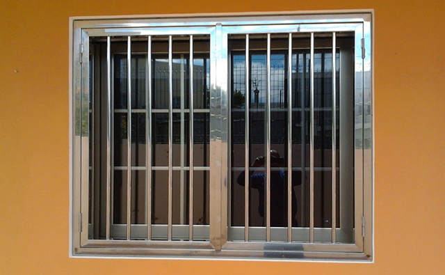 Reja abatible decorativa de acero inoxidable para protección de ventana